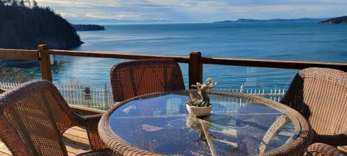 Anacortes Apartment | Sunny Island Cliff Side Views