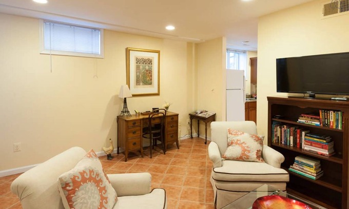 Stanton Park Apartment | Sunny, Roomy Apt/Free Parking/Sleeps 5!