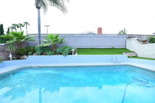 Serra Mesa House | Sunny San Diego, Entire home, Pool, Free Parking, BBQ, Pets allowed, family neighborhood!