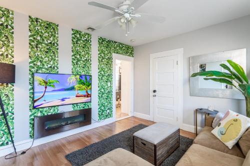 Fairfield Apartment | Sunny & Spacious 2BD 1BA WFH Apt-Huge Yard & Patio