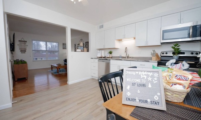 Airport Township Apartment | Sunny SparkingClean King bed Apt- CreveCoeurPark