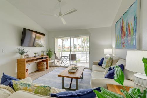 Isla del Sol Apartment | Sunny St Pete Getaway with Shared Pool and Hot Tub