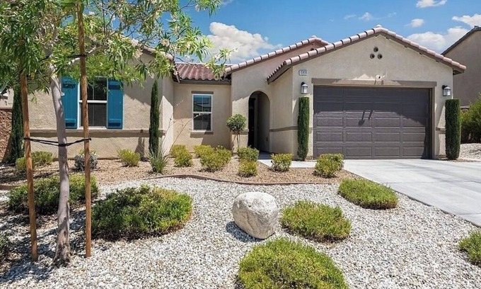 Victorville House | Sunny & Sweet Getaway