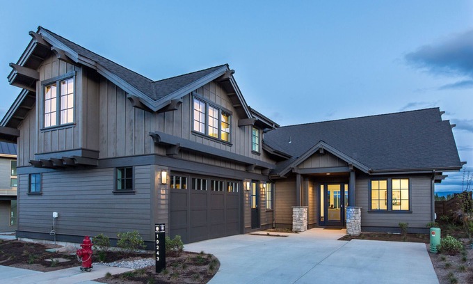 Bend House | SUNNY VACAY ~ 24-hr staff ~ south views ~ BBQ ~ 🐶 ~ hot tub ~ Bend