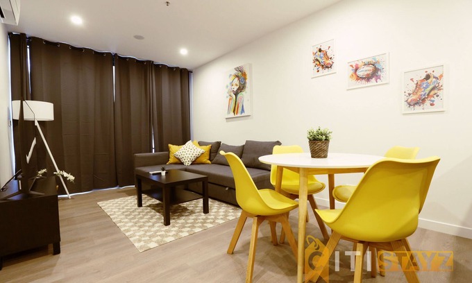 Phillip Apartment | Sunny Yellow, 1Bd Apt - Woden