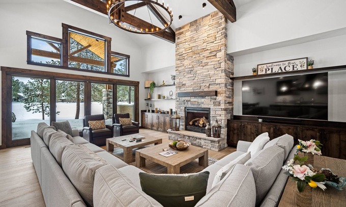 Sunriver House | Sunriver Escape with Hot Tub, Golf Views & Firepit