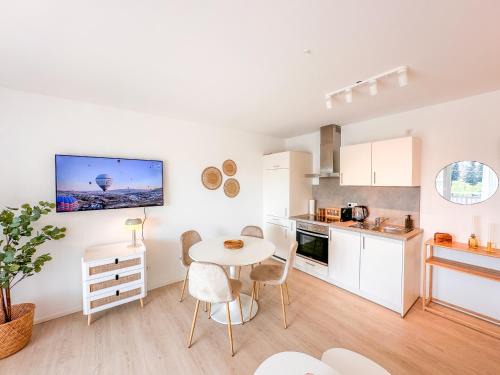 Memmingen Apartment | Sunset Club - STUDIO II - Küche - Balkon - Parken