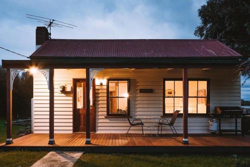Portarlington House | Sunset Cottage By The Bay Pet Friendly