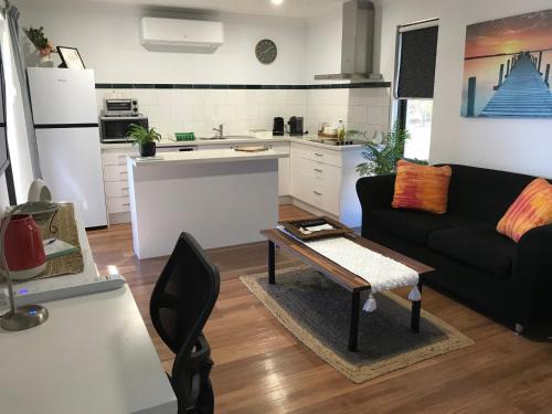 Waggrakine Apartment | Sunset Haven Self-Contained Apartment - 14 mins to city