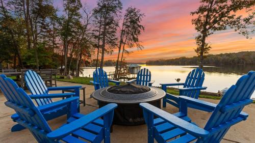 Troutman House | Sunset Pointe by AvantStay Waterfront Beach Fire Pit Sleeps 14 5BDR 4BA