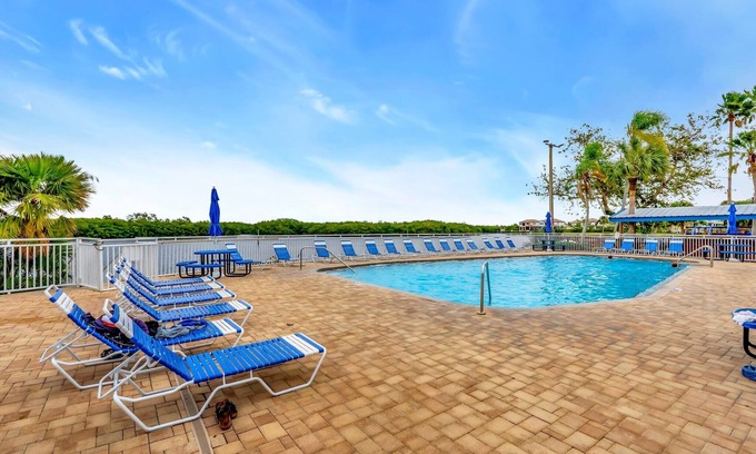 Ruskin Apartment | Sunset Suite Heated Pool Tennis Gym Balcony