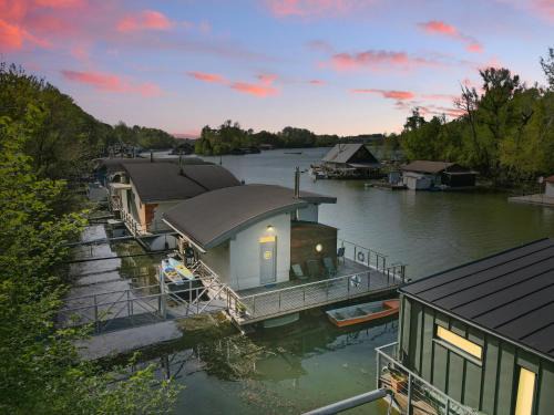 Rusovce House | Sunset view Housboat with sundeck