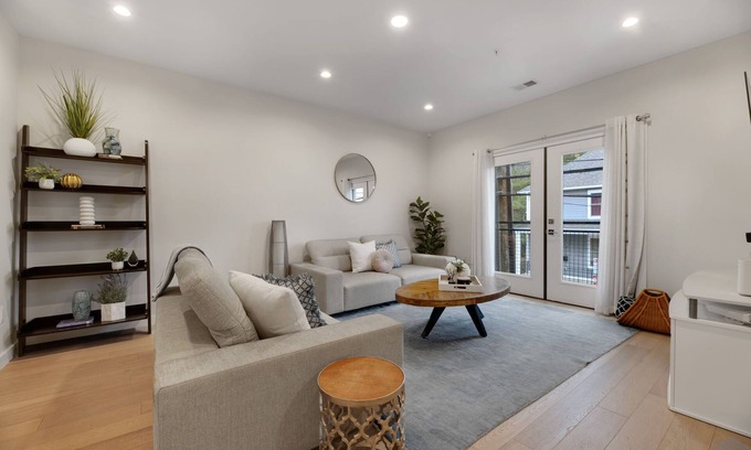 Gallaudet Condo | Sunset views & contemporary comforts minutes from food & fun in Northeast DC!