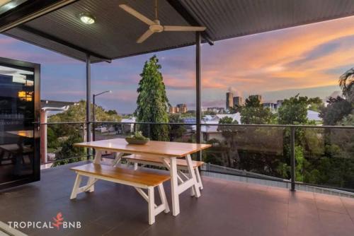 Stuart Park House | Sunsets & City Skyline Views With Pool