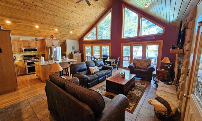 Hayward Cabin | Sunshine Lane Lodge on Bean Lake