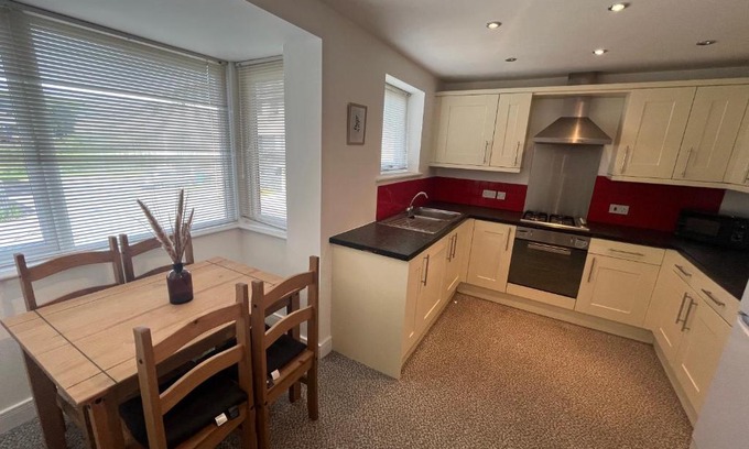 Hull Apartment | SUPER 4 Bedroom 9 Person 3 Bathroom MEGA HOUSE
