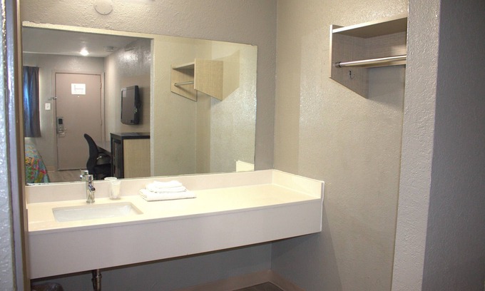 Oak Cliff Hotel | Super 7 Inn Dallas West Arlington