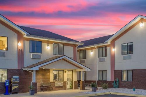 Appomattox Hotel | Super 8 by Wyndham Appomattox VA