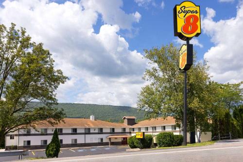 Burnham Hotel | Super 8 by Wyndham Burnham/Lewistown