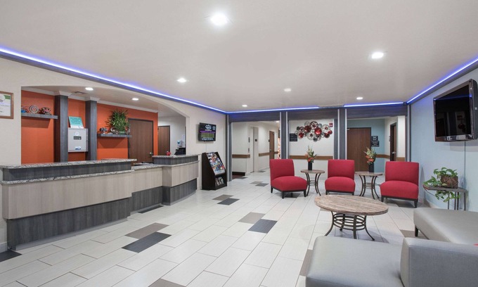 Claremore Hotel | Super 8 by Wyndham Claremore OK