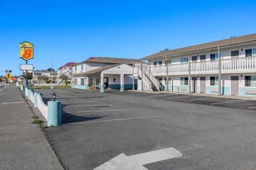 Crescent City Hotel | Super 8 by Wyndham Crescent City