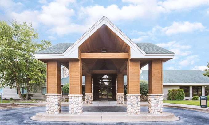 Quad Cities Hotel | Super 8 by Wyndham Davenport