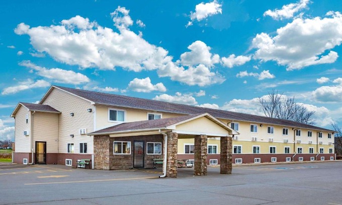 Fort Madison Hotel | Super 8 by Wyndham Fort Madison