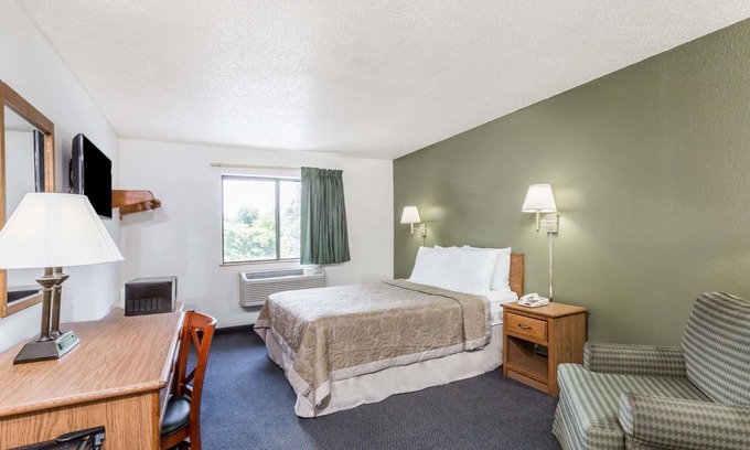 Downtown Hotel | Super 8 by Wyndham Hampton