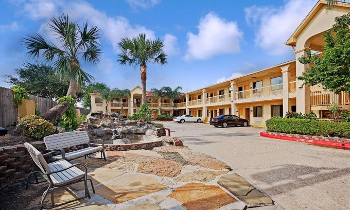 Southbelt/Ellington Hotel | Super 8 by Wyndham Houston Hobby Airport South