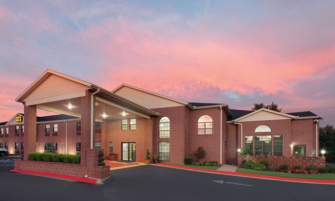 Lowell Hotel | Super 8 by Wyndham Lowell/Bentonville/Rogers Area