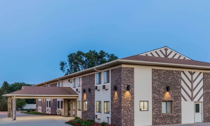 Madison Hotel | Super 8 by Wyndham Madison