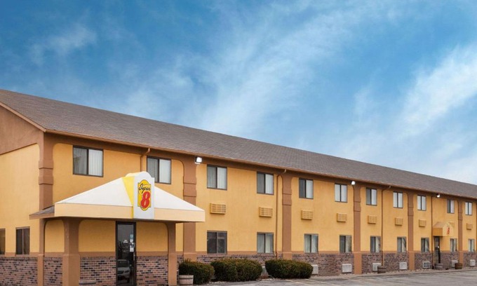 Muscatine Hotel | Super 8 by Wyndham Muscatine