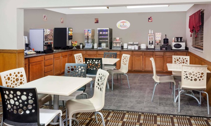 Muscatine Hotel | Super 8 by Wyndham Muscatine