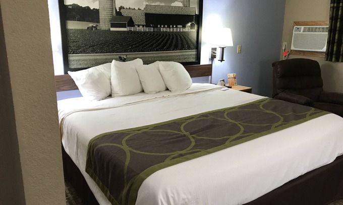 West Omaha Hotel | Super 8 by Wyndham Omaha/West Dodge