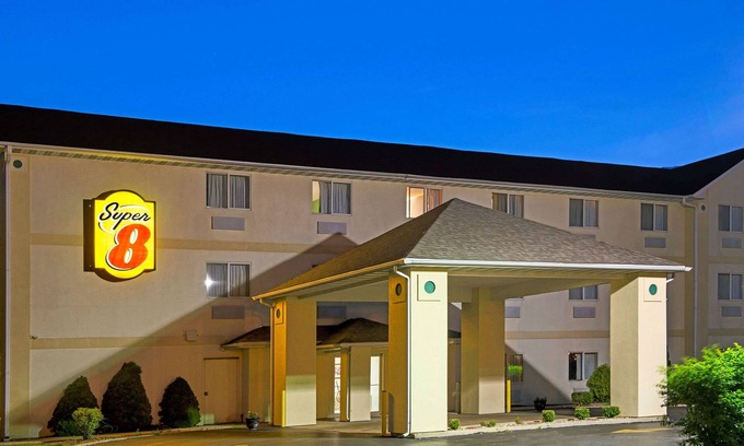 Mitchell Hotel | Super 8 by Wyndham Pontoon Beach IL/St. Louis MO Area