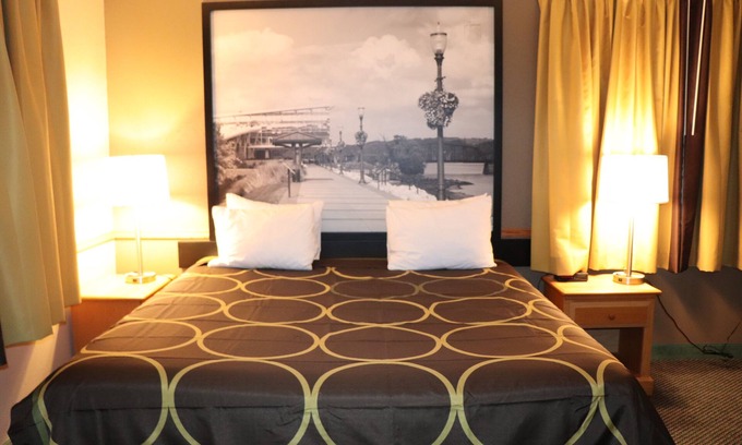 Sheldon Hotel | Super 8 by Wyndham Sheldon