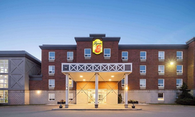 Bellefeuille Hotel | Super 8 by Wyndham St-Jerome