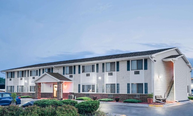 Tomah Hotel | Super 8 by Wyndham Tomah Wisconsin