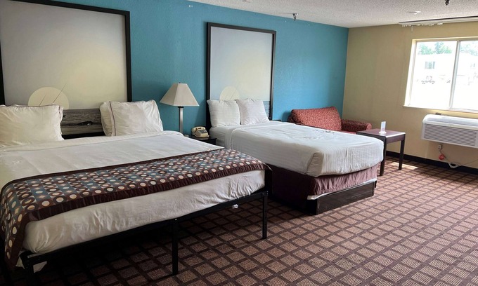 Whitewater Hotel | Super 8 by Wyndham Whitewater WI