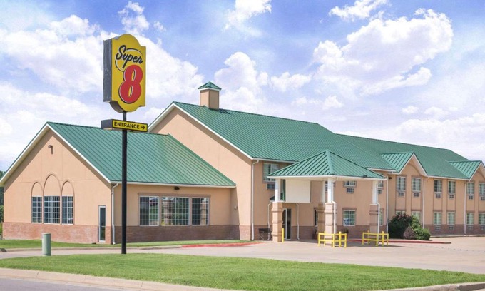 Winfield Hotel | Super 8 by Wyndham Winfield-Quail Ridge Area