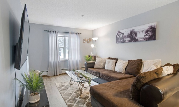 Southwest Edmonton Condo | ★Super Clean&Comfy,Netflix,Prkg.Very Trendy ★