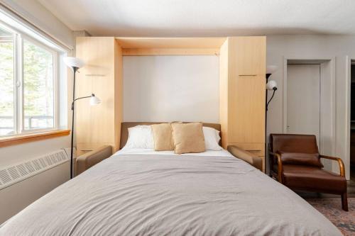 Kirkwood House | Super-Efficient Studio with Full Kitchen Balcony & Smart Sleeping Options