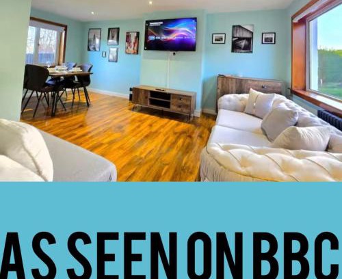 Paisley Apartment | Super luxury 2 bedroom, full house sleep 5 with garden & parking close to airport