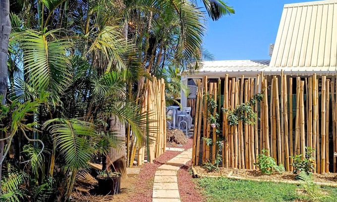 Saint-Paul Apartment | Superb apartment, terrace, garden, 10 min. from beaches Saint-Gilles-Les-Bains