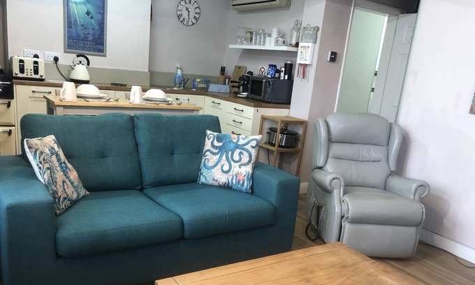 Bourne Apartment | Superb Apartment with Sky Glass TV and Netflix