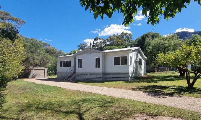 Halls Gap House | Superb Fairywren Place