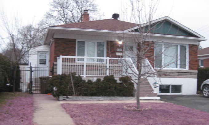 Laval House | Superb house on 2 comfortable floors - near wall mart & merto