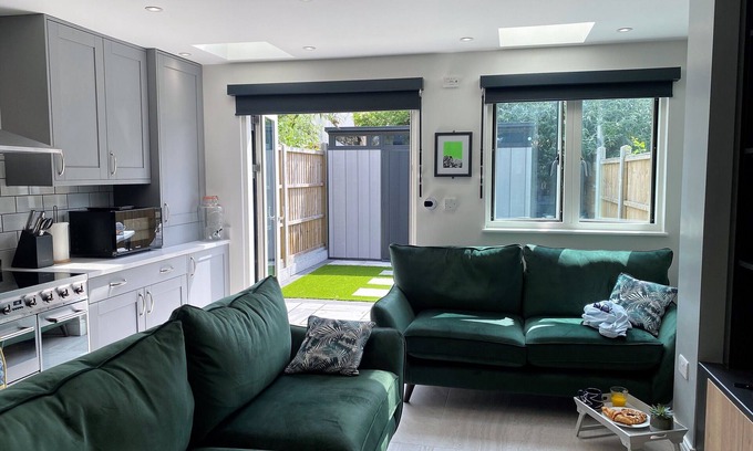 Horfield House | Superb townhouse near vibrant Gloucester Road
