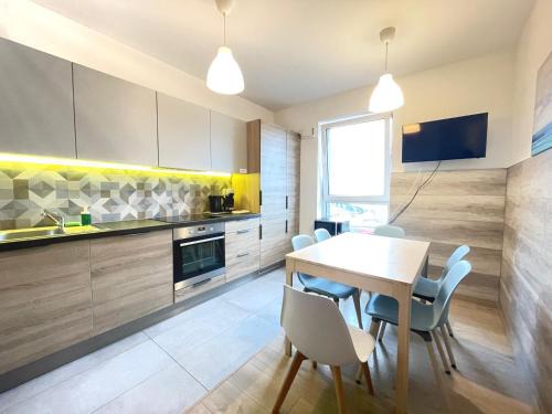 Warsaw Apartment | Superior Komputerowa, 4 rooms, 3 bedrooms, Airport-City train, Metro! 24h reception!