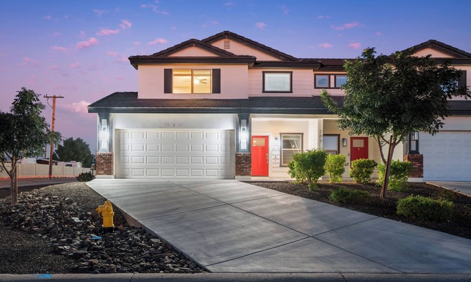 East Mesa House | Superstition Views - 3 Bedroom 2.5 Bath w/a Fun Backyard!